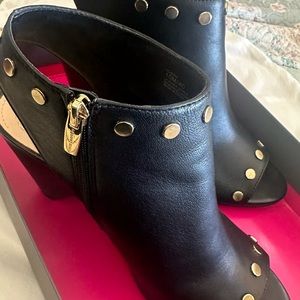 VINCE CAMUTO SHOOTIES!